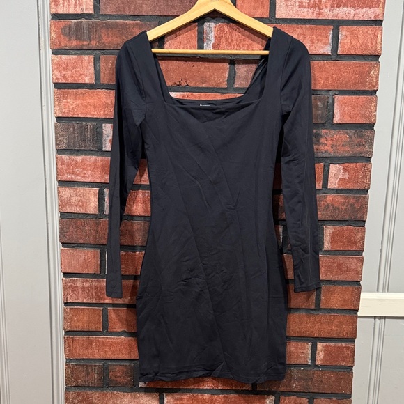 Aritzia
Contour Squareneck Longsleeve Mini dress - Picture 6 of 13
